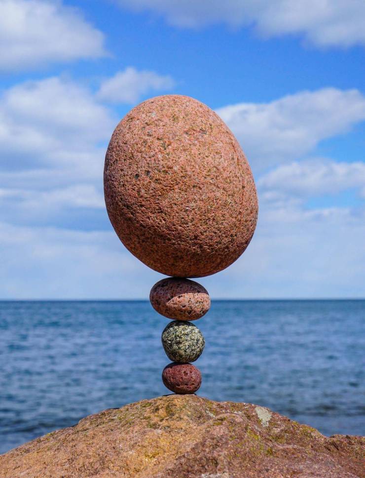Friend stone. Балансирующие камни. Красивые камушки. Камни друг на друге. Баланс из камней.