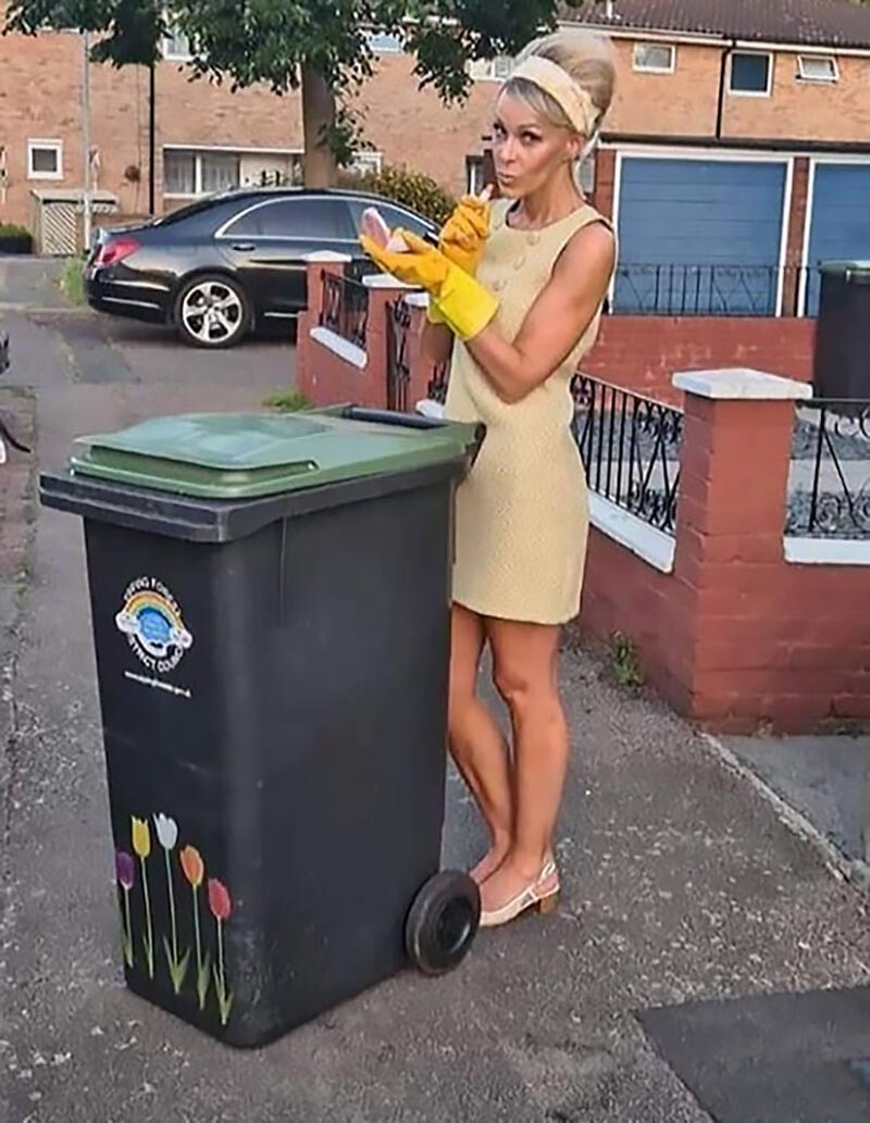 Красивая мусорка. Девушка с мусорным ведром. Красивый мусорный бак.