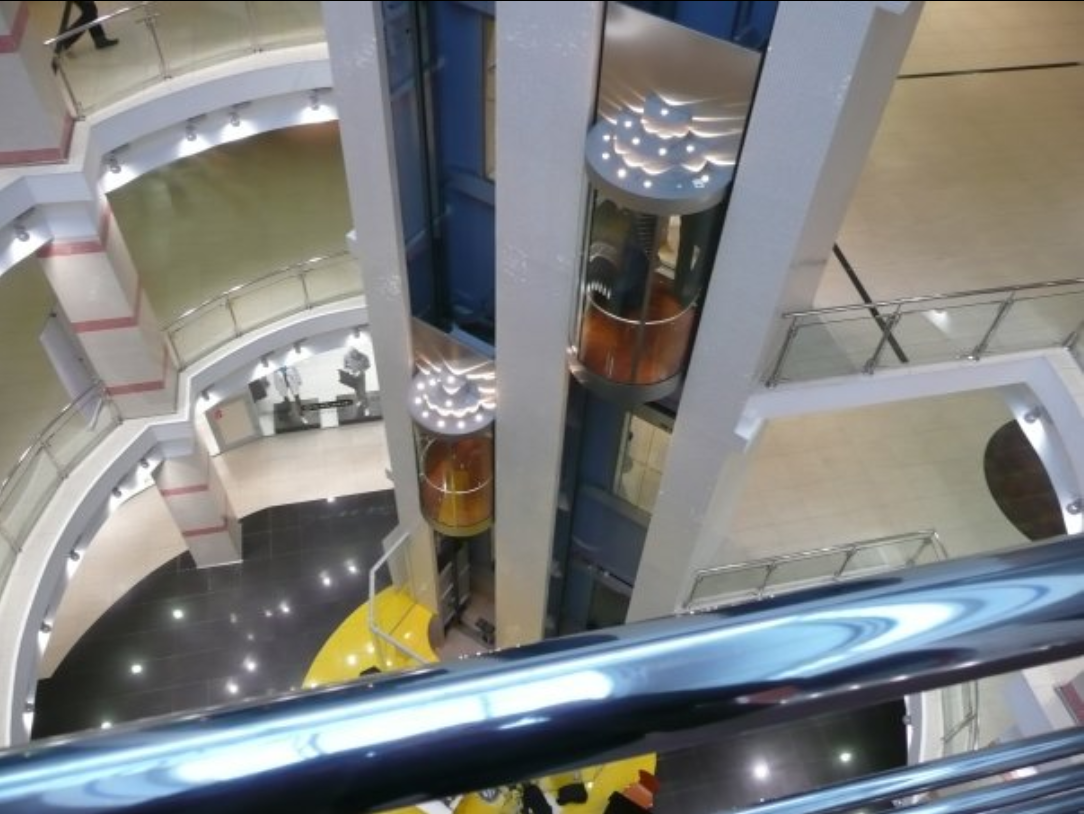 Падение лифта в петербурге. Лифт Континент Бухарестская. ТРК Мари лифты. Лифт в торговом центре. Лифт в ТЦ.
